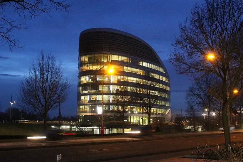 sabic kantoorgebouw in het donker