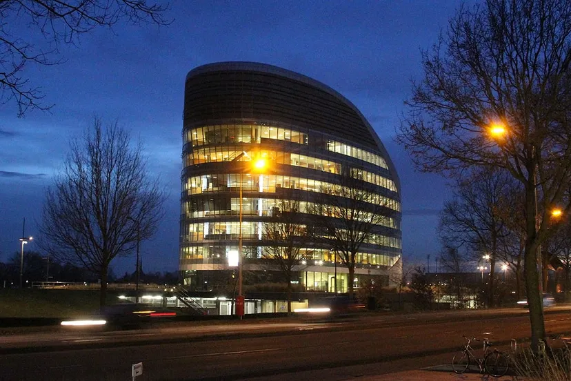 sabic kantoorgebouw in het donker