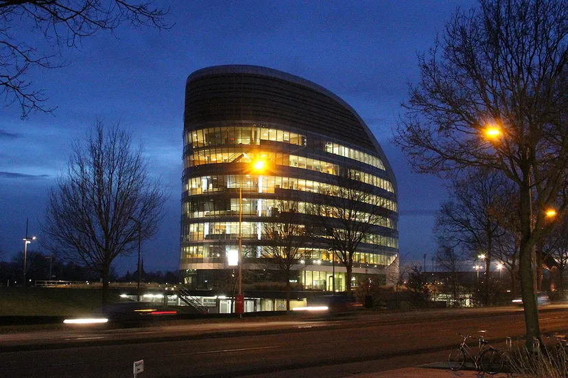 sabic kantoorgebouw in het donker