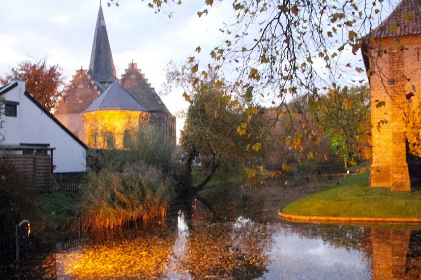 salviuskerkje en kasteelburcht en gracht