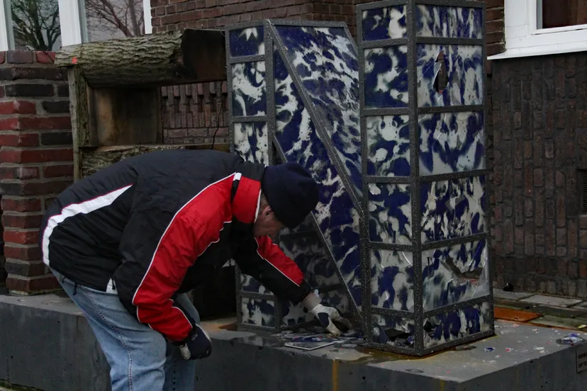 samen n vernield kunstwerk nieuwstadt vuurwerk vandalisme