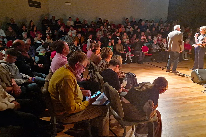 sanne janssen in gesprek met dialectschrijveren dichter john hertog