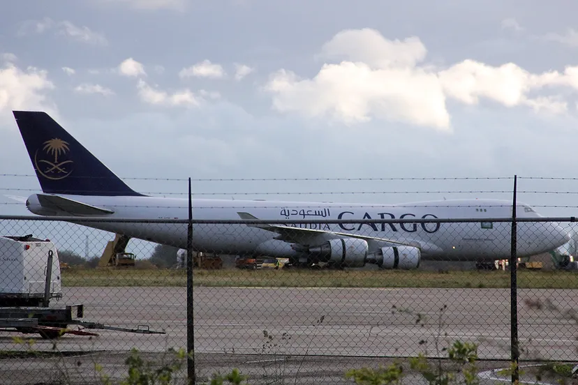 saudia cargo naast de baan