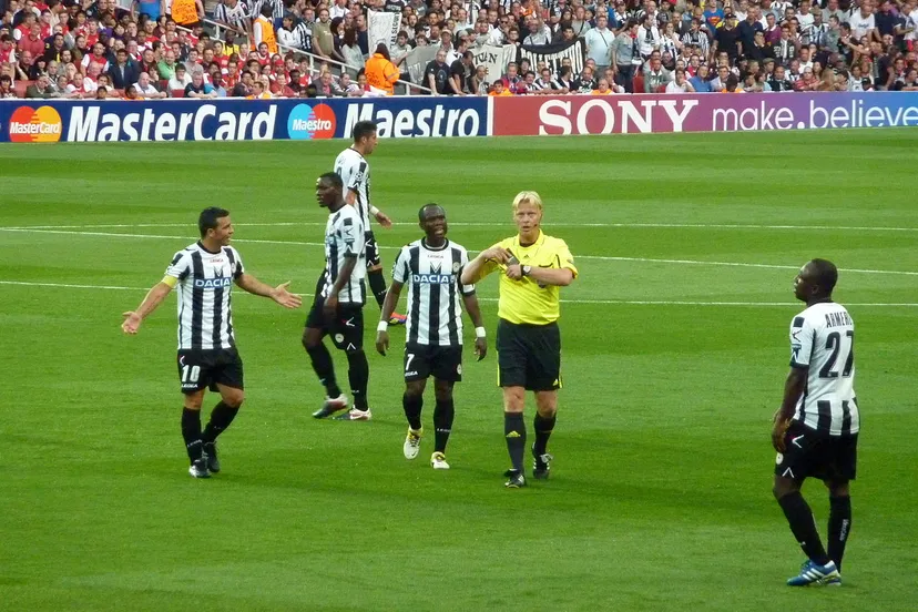 scheidsrechter kevin blom tijdens arsenal udinese