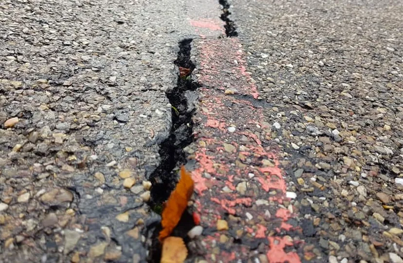 scheuren in asfalt wielerbaan geleen 0