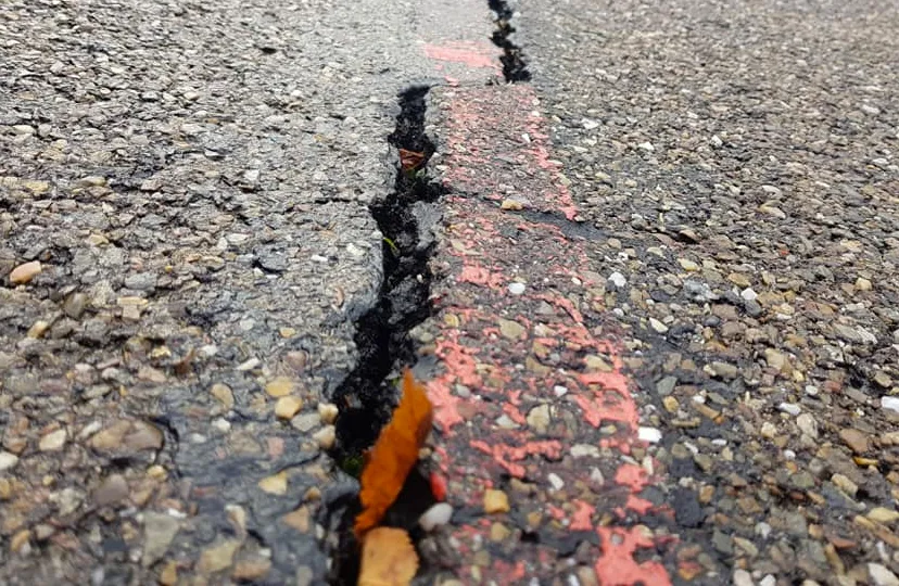 scheuren in asfalt wielerbaan geleen 0