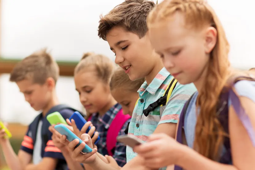 schoolkinderen met smartphone