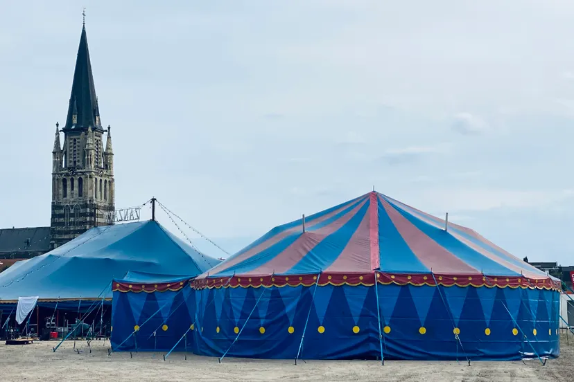 schootsvelden met circustenten augustus 2021