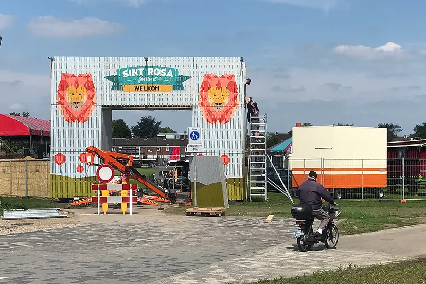 schootsvelden opbouwen voor het festival