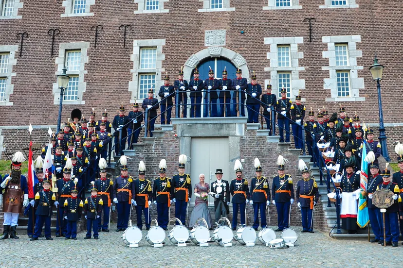 schutterij sint salvius op trappen kasteel limbricht
