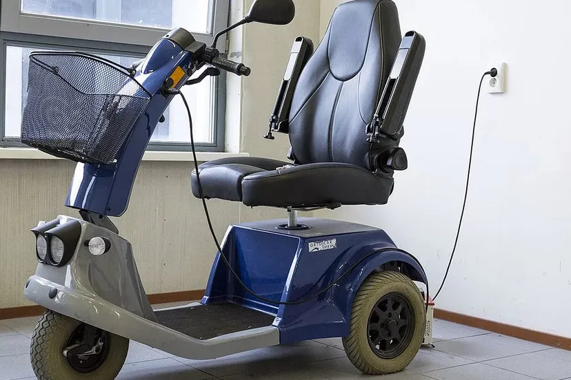 scootmobiel wordt opgeladen