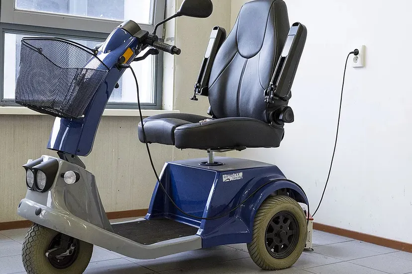 scootmobiel wordt opgeladen