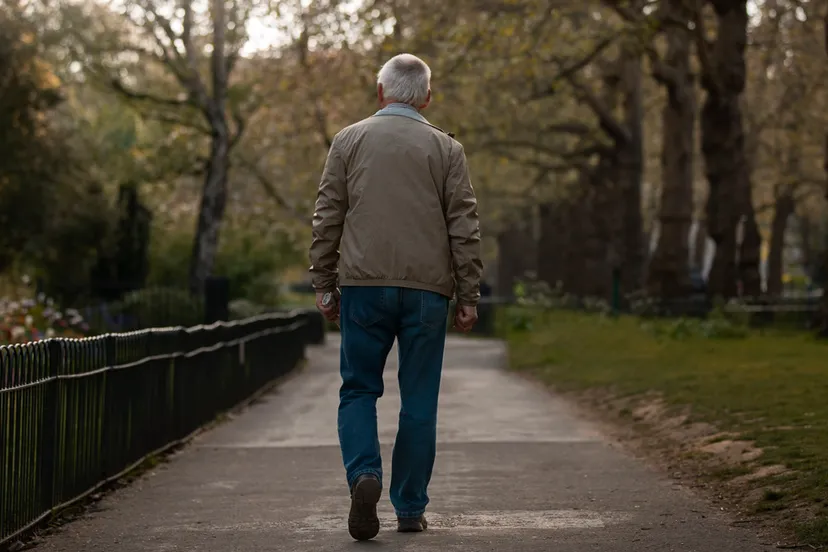 senior oudere man die een wandeling maakt