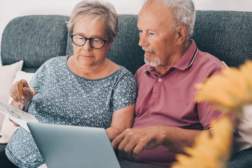 senioren achter de laptop