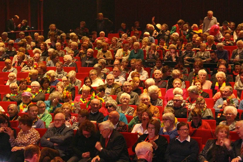 seniorenzitting senioren in de zaal