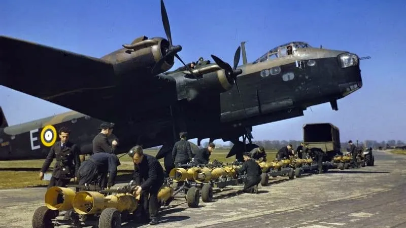 short stirling bommenwerper wordt bewapend