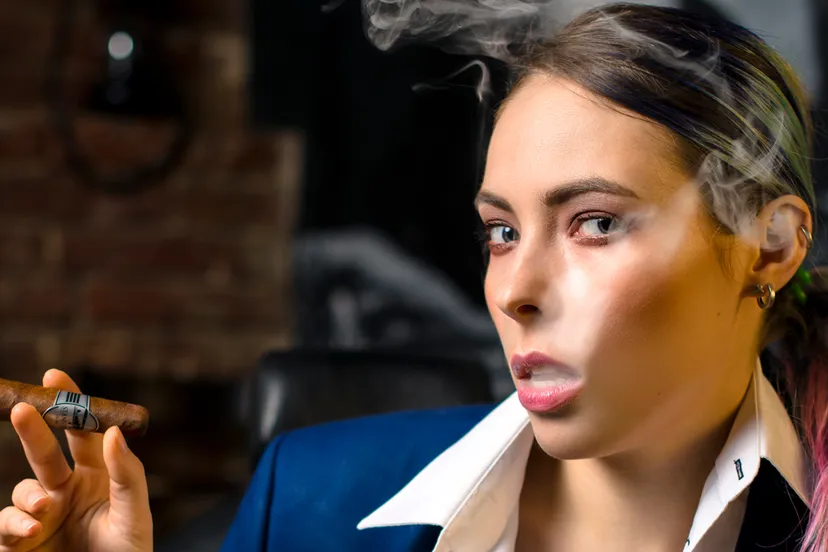 sigaarrokende vrouw
