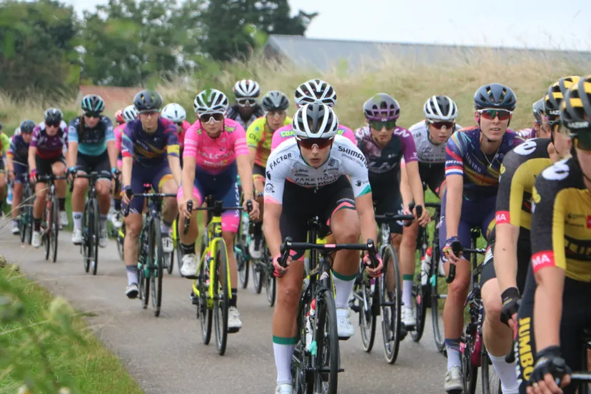simac ladies tour peloton tussen windraak en watersley