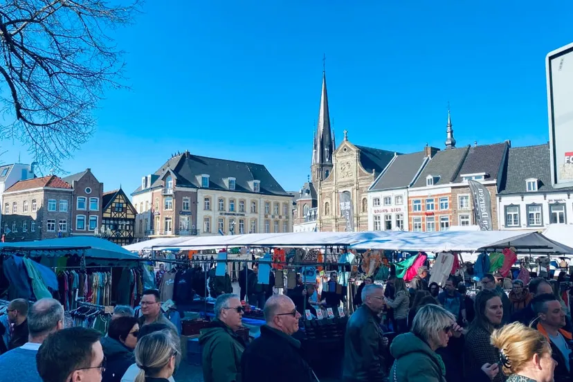 sint joep 2022 markt onder strakblauwe hemel