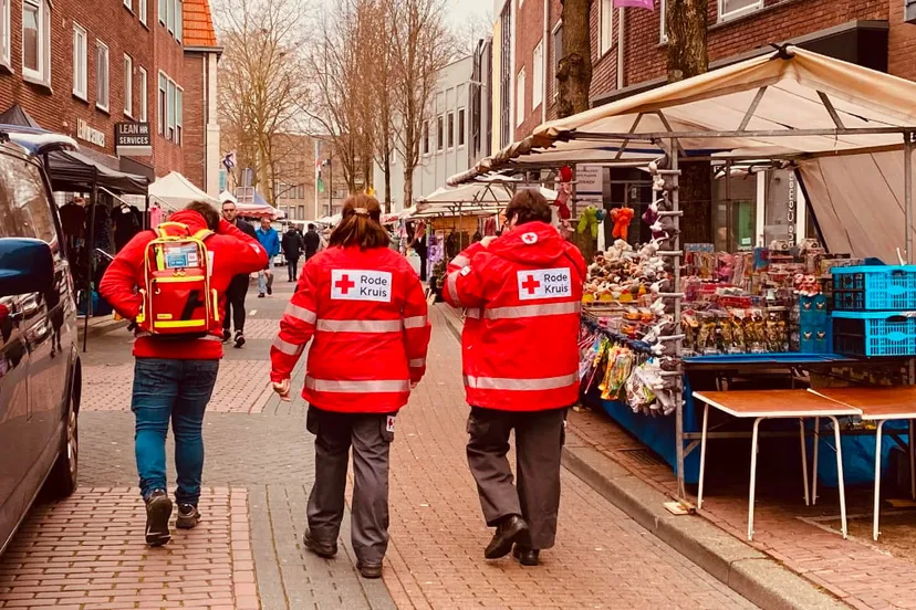 sint joep 2023 rode kruismedewerkers op rosmolenstraat voor start van de markt