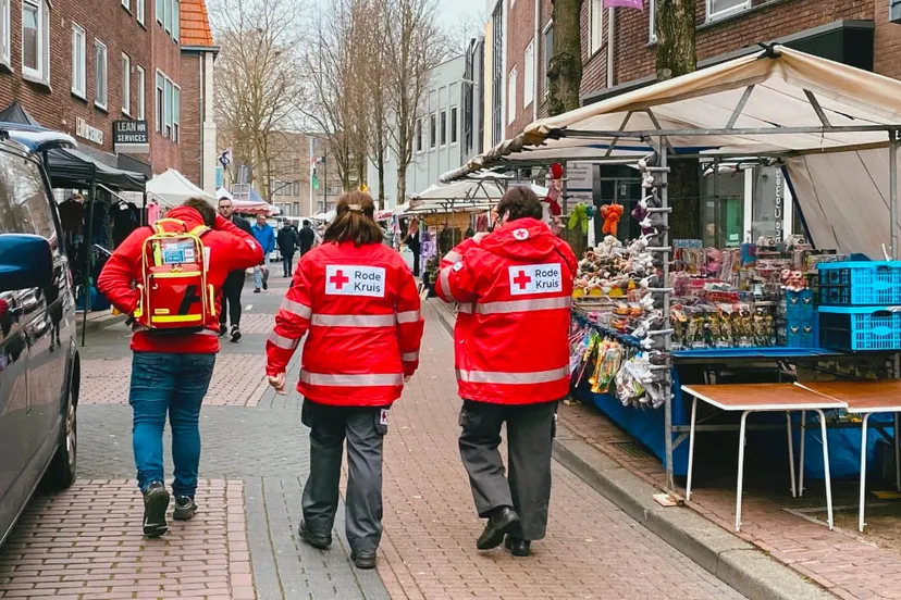 sint joep 2023 rode kruismedewerkers op rosmolenstraat voor start van de markt