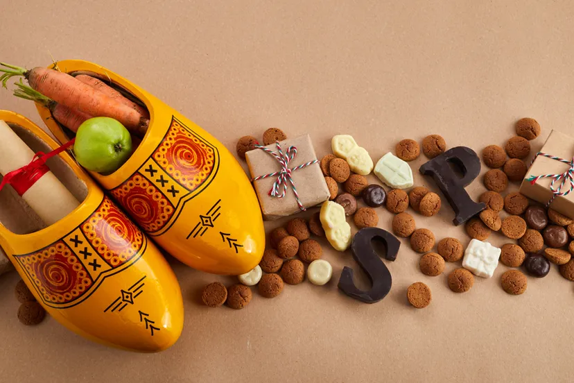 sinterklaasdag met schoenwortel en traditionele zoetigheden op karamelachtergrond