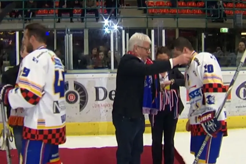 sjraar cox reikt medailles uit bij ijshockeybeker