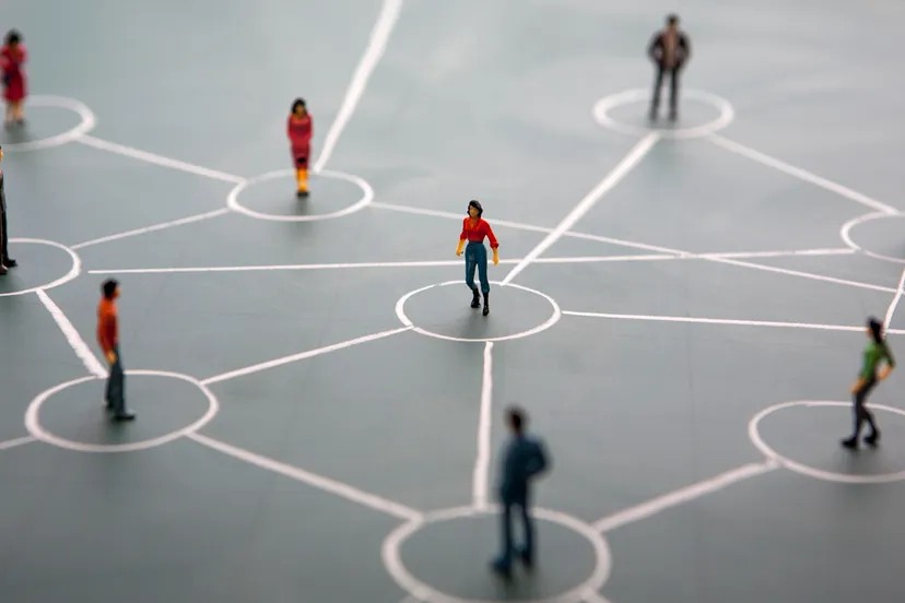 sociaal netwerkconcept verbonden miniatuurmensen op groen bord