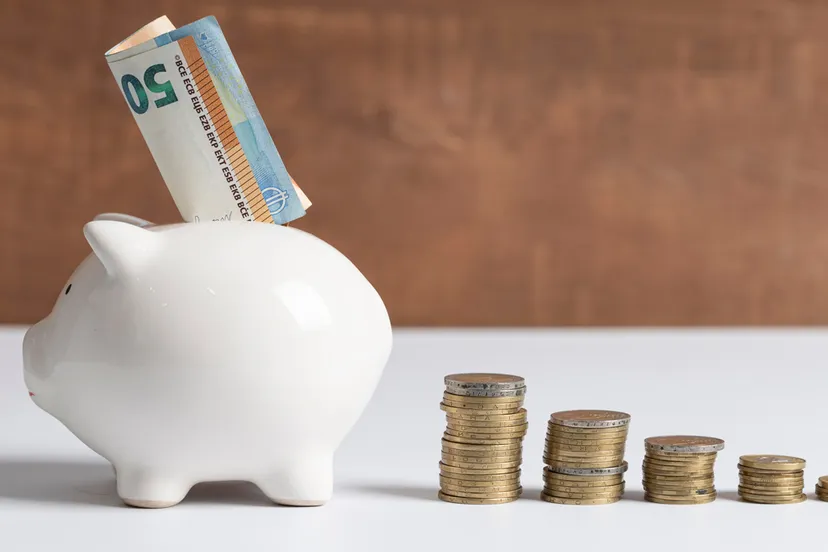 spaarvarken met munten en bankbiljetten