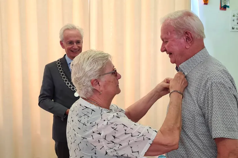 speld van verdienste voor de heer van dijke