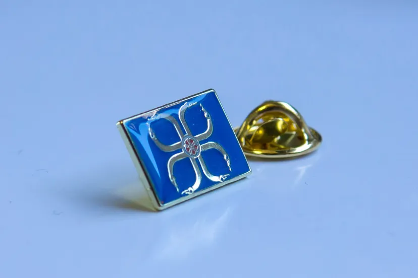 speldje met slangenkruis