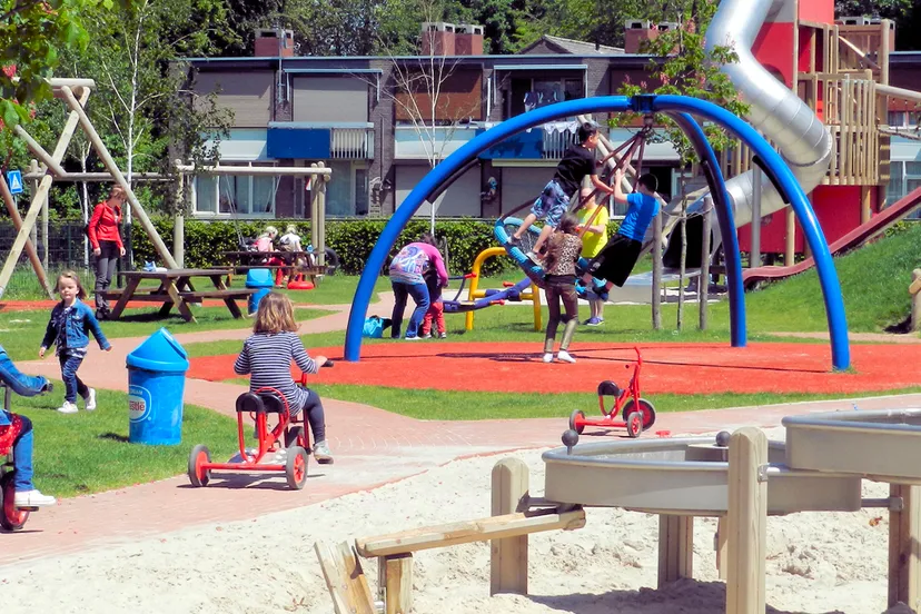 spelende kinderen in speeltui de roetsj limbrichterveld sittard