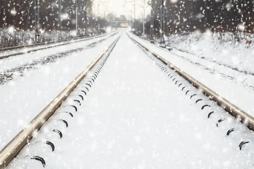 spoorweg in de winter spoorweg in het bos spoorweg in de sneeuw winterlandschap met lege spoorwegen sneeuwval weglandschap