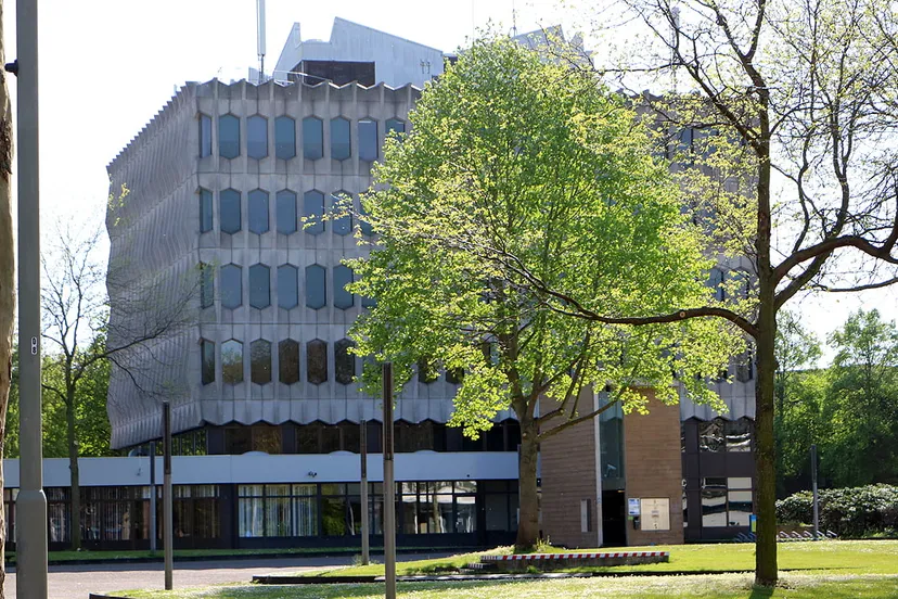 stadhuis in sittard gezien vanaf engelenkampstraat