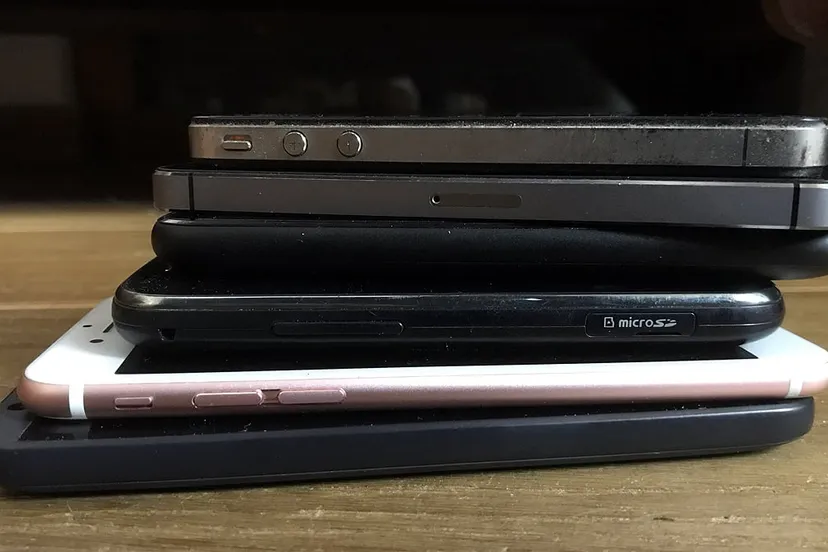 stapel mobiele telefoons