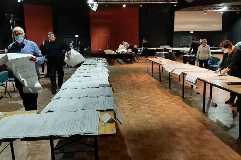 stemmen tellen in de hanenhof in geleen