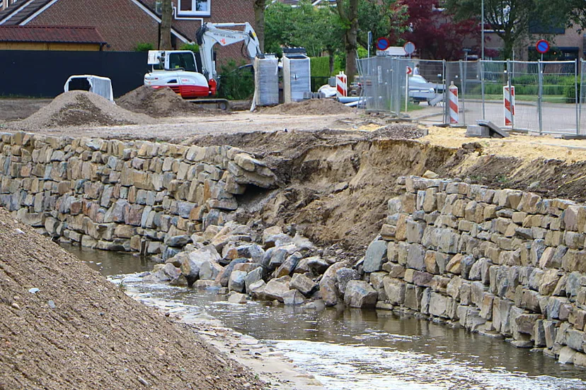 stenenwand beek ophoven ingestort