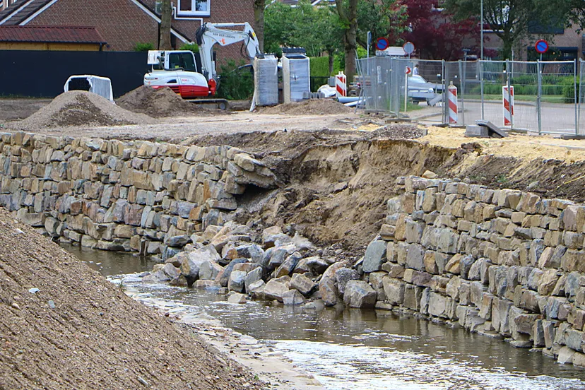 stenenwand beek ophoven ingestort