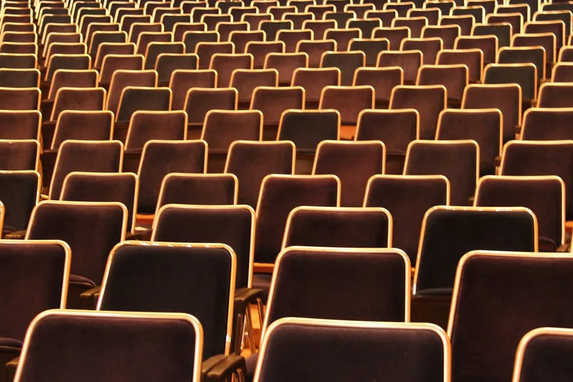 stoelen in een congreszaal