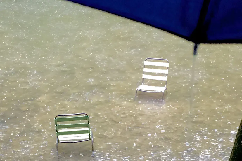 stoelen water regenval parapluie