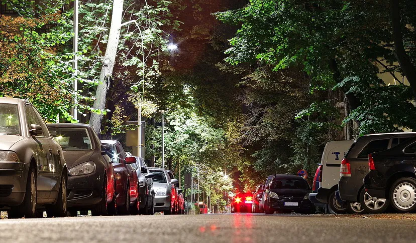 straat met geparkeerde autos
