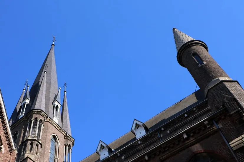strakblauwe hemel boven de basiliek