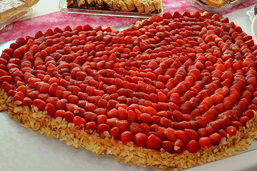 strawberries 830547 1280 aardbeientaart in hartvorm