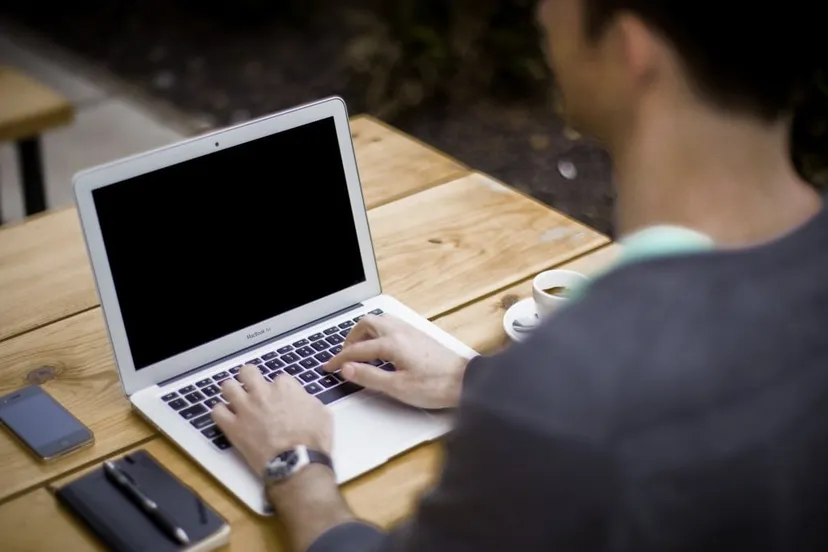 student werknemer apple laptop