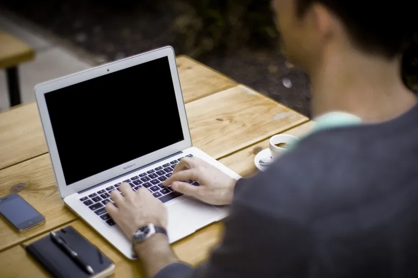 student werknemer apple laptop cc0 via pxhere