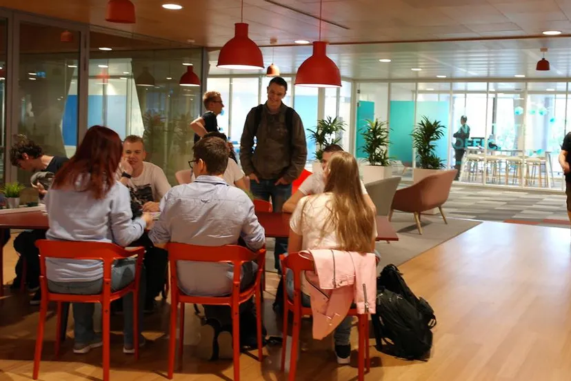 studenten ict van zuyd hogeschool op de brightlands smart services campus