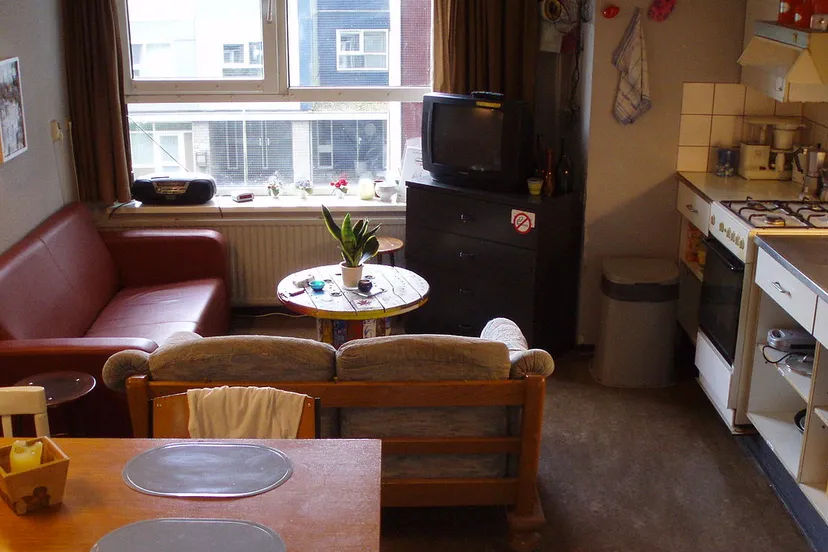 studentenflat keukenerik1980 at dutch wikipedia cc by sa 30 http creativecommonsorglicensesby sa30