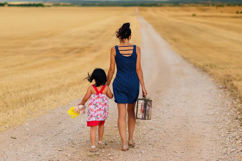 suitcase 1077334 1280 moeder kind koffertje