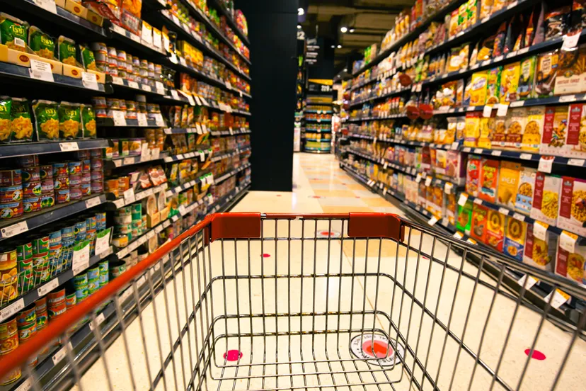 supermarktgang en winkelkarretje