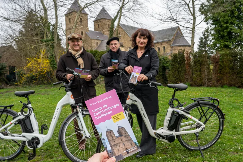 susteren amelberga basiliek nieuwe fietsroutes door anya niewierra overhandigd aan burgervader en deken harry heuts 1 lr